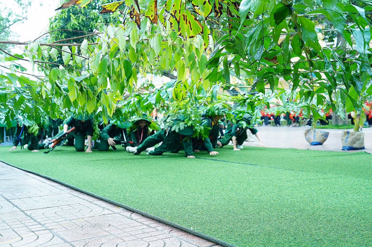 Tại chương trình có gần 1.500 học sinh và đội viên thiếu nhi huyện Nghi Xuân đã được tham gia trò chơi dân gian, văn nghệ với các ca khúc cách mạng; đặc biệt là hoạt cảnh sử dụng xe thồ, thùng đạn, súng, lương thực... bằng các vật liệu tái chế.