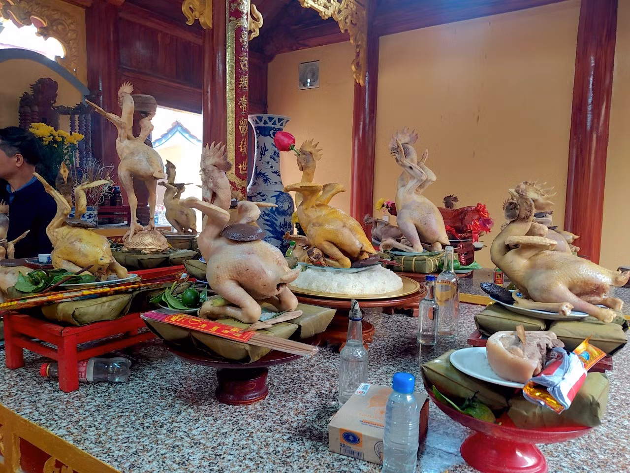 Họ sẽ dậy từ sáng sớm để làm gà vì khâu tạo thế rất quan trọng và mất thời gian. Mỗi gia đình sẽ làm một mâm cỗ riêng để dâng lên bàn thờ tổ tiên trong ngày rằm tháng Giêng.