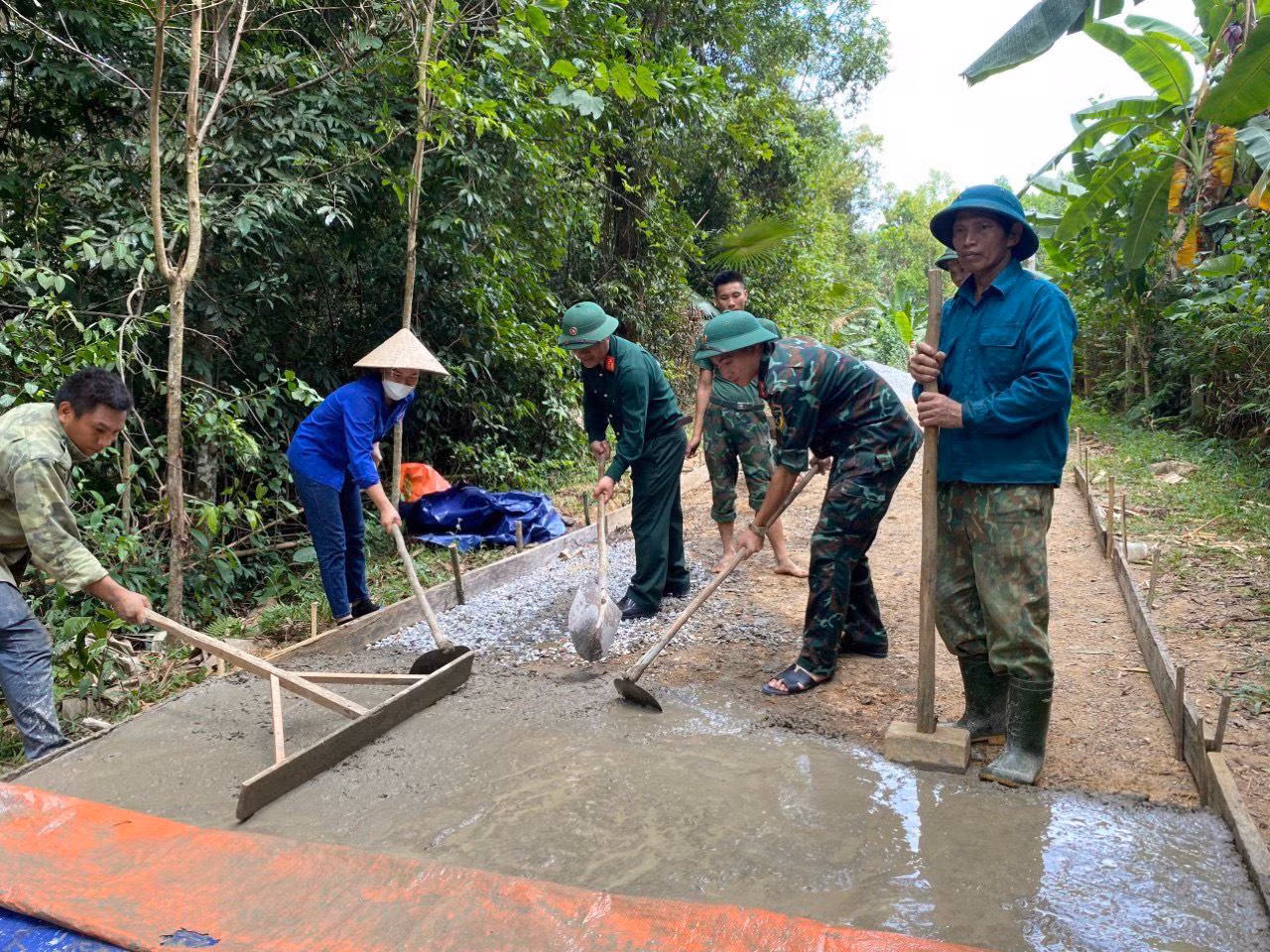 Hương Khê là huyện miền núi đang gặp nhiều khó khăn, đặc biệt trong xây dựng nông thôn mới. Một số xã đường giao thông đi lại đã xuống cấp, để hỗ trợ địa phương, người dân xây dựng lại đường, những người lính đã về tận các thôn, xóm để cống hiến sức mình giúp đỡ người dân.