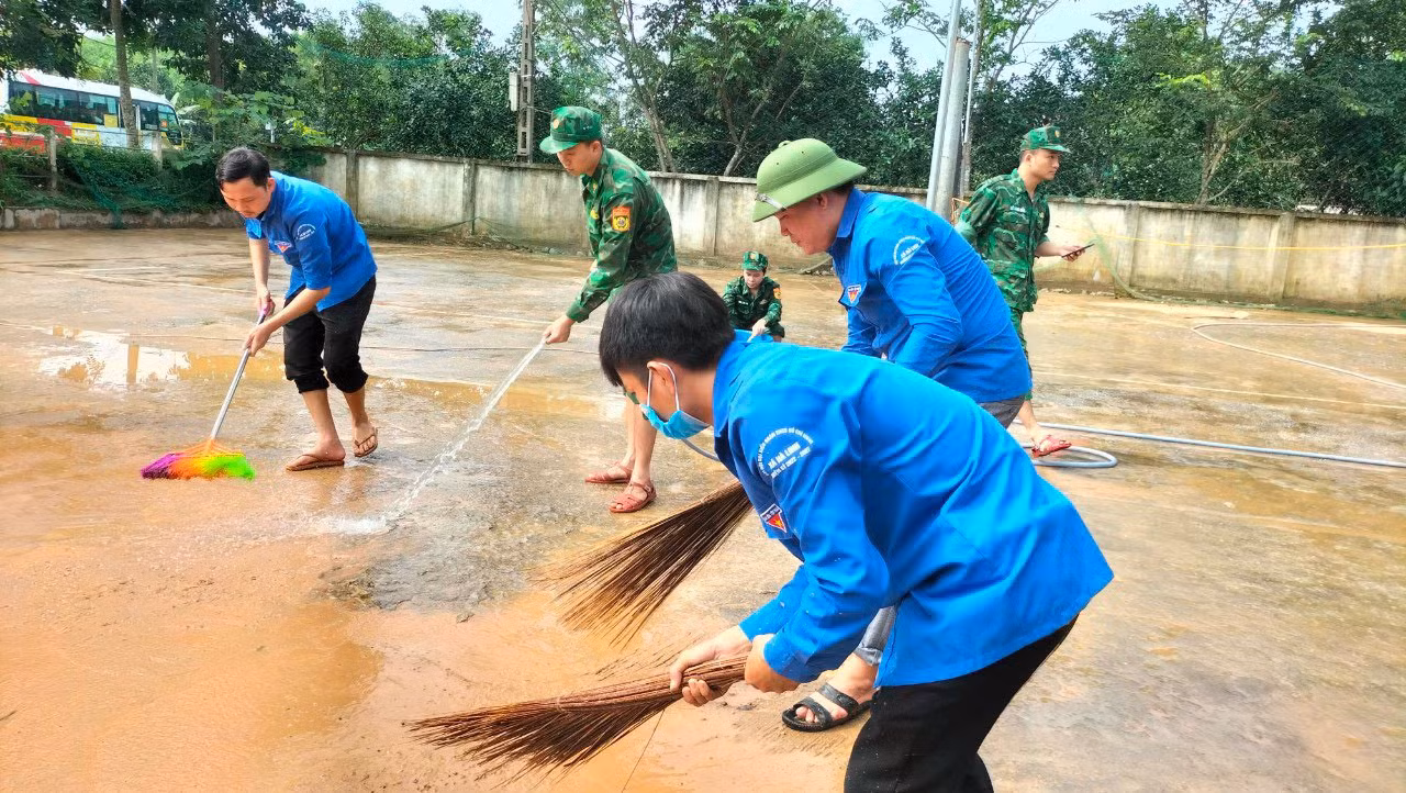 Lực lượng đoàn viên, thanh niên tại các địa phương cũng đến từng nhà, hỗ trợ người dân quét dọn nhà cửa...