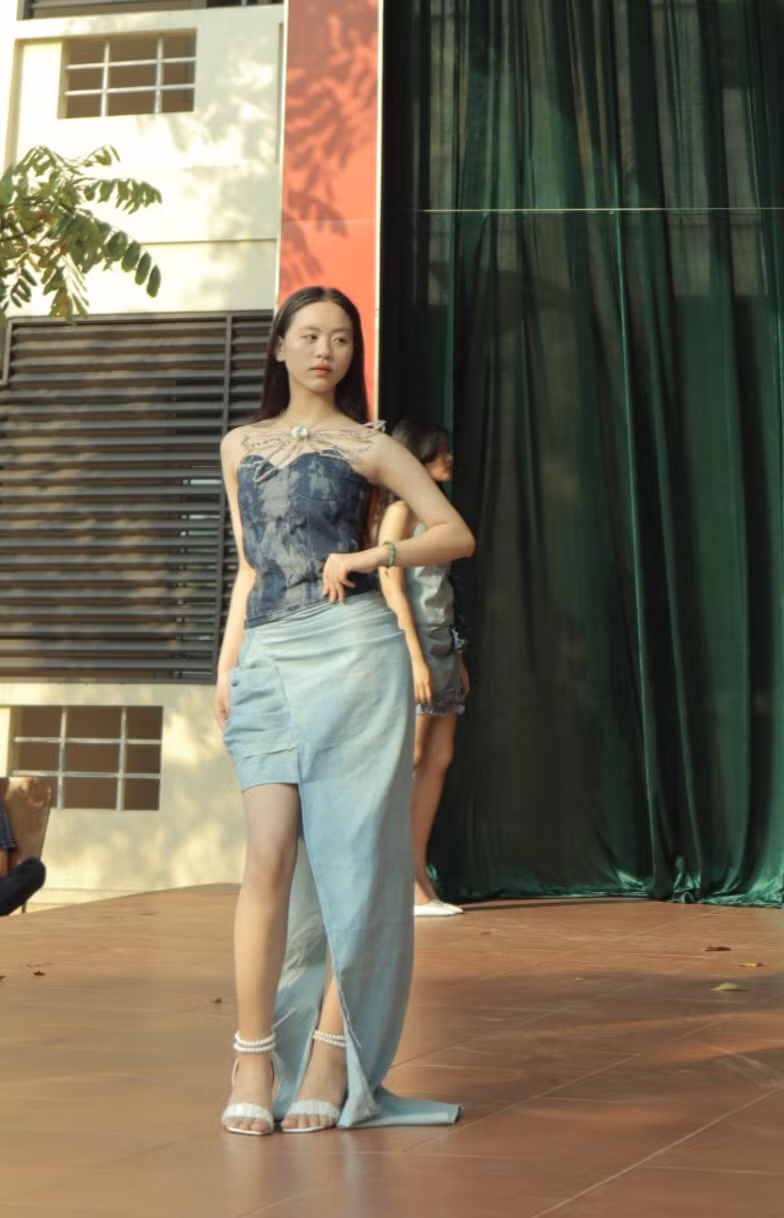 Được biết, đây là những sản phẩm dự thi chương trình "Thời trang và cuộc sống" với chủ đề sáng tạo từ vải jeans tái chế, do Đoàn trường THPT Nguyễn Trung Thiên tổ chức và khởi xướng.