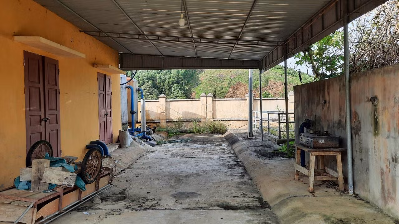 Cảnh bên trong nhà máy đã xuống cấp.