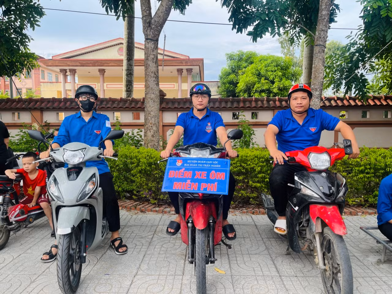 Với phương châm “Một đội hình - Nhiều nhiệm vụ”, các đội thanh niên tình nguyện đã triển khai thực hiện các hoạt động hỗ trợ thí sinh, người nhà....