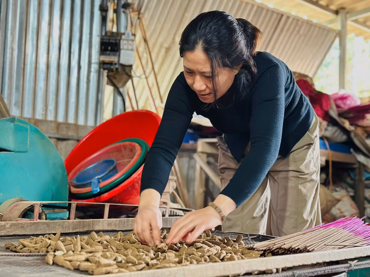 Chị Trương Thị Hiền đang làm trầm nụ và xoi trầm.