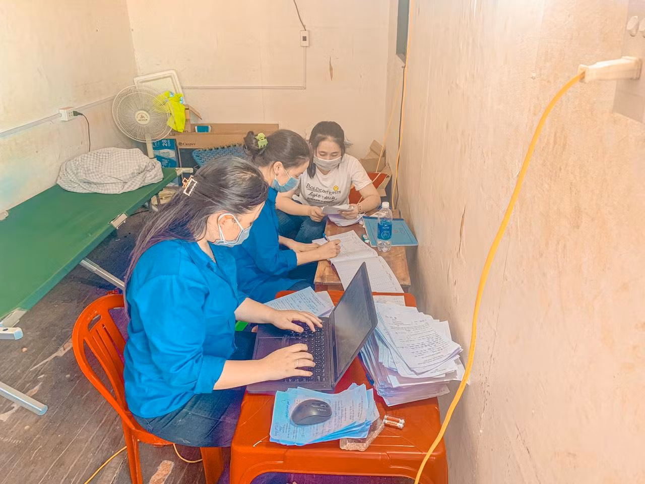 Nhóm bạn trẻ hỗ trợ ghi chép số lượng người từ vùng dịch về Hà Tĩnh để nhằm phòng chống dịch.