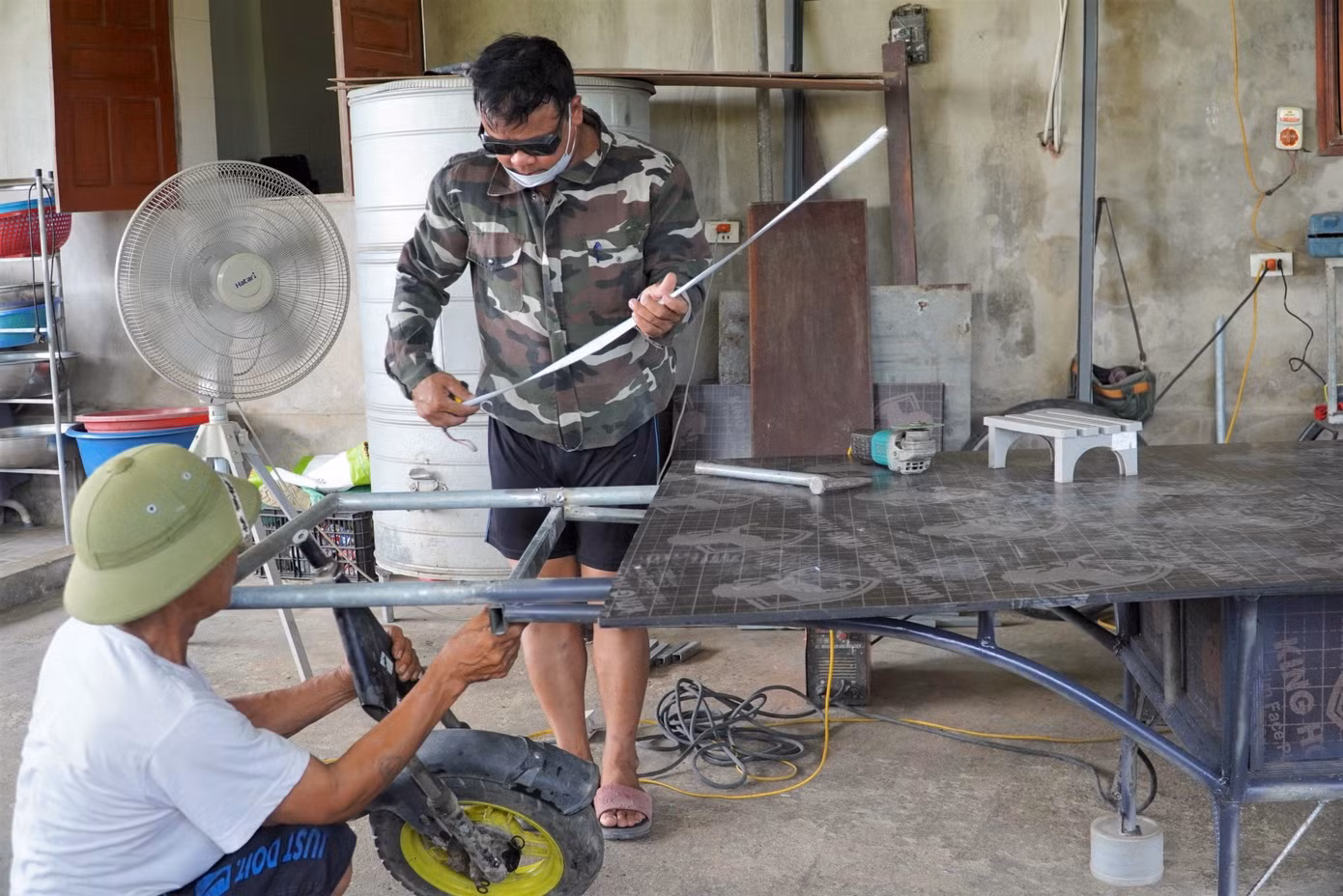 Người dân đang hoàn thành công đoạn cuối cùng là dàn xe kéo rước đèn rồng xuống phố để mọi người dân chiêm ngưỡng.