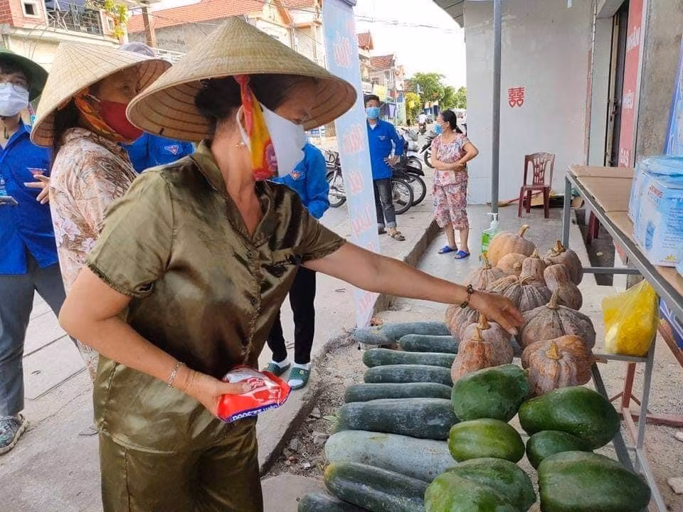 Người dân đến để lựa những thực phẩm tại gian hàng "0 đồng".