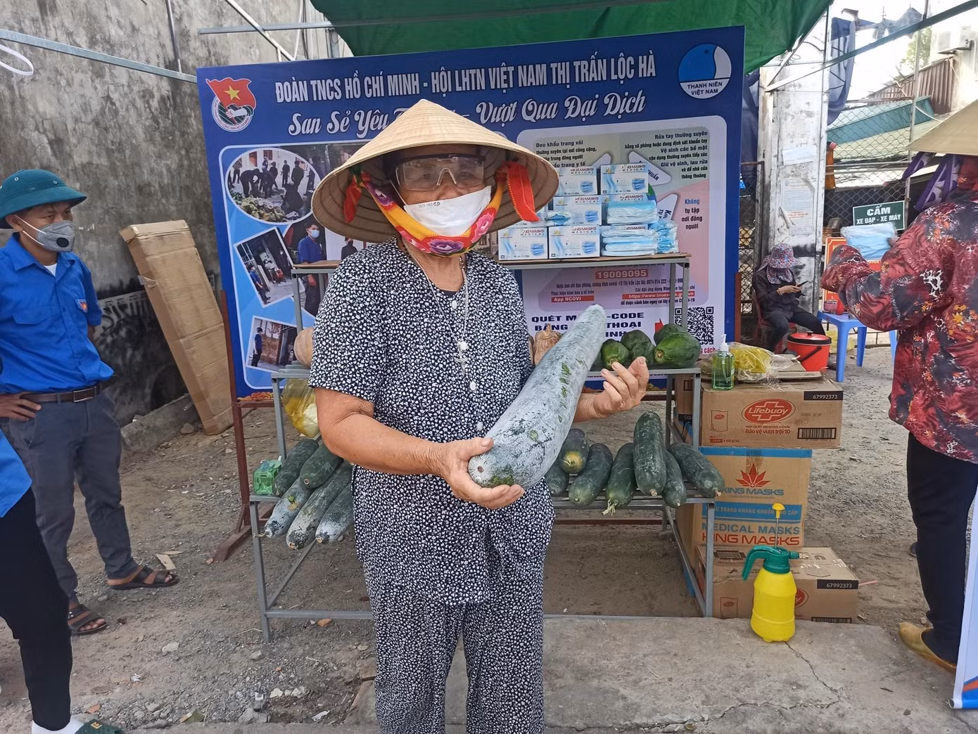 Đây là hoạt động đầy ý nghĩa, thiết thực nhằm giúp đỡ người dân bị ảnh hưởng bởi dịch COVID-19.