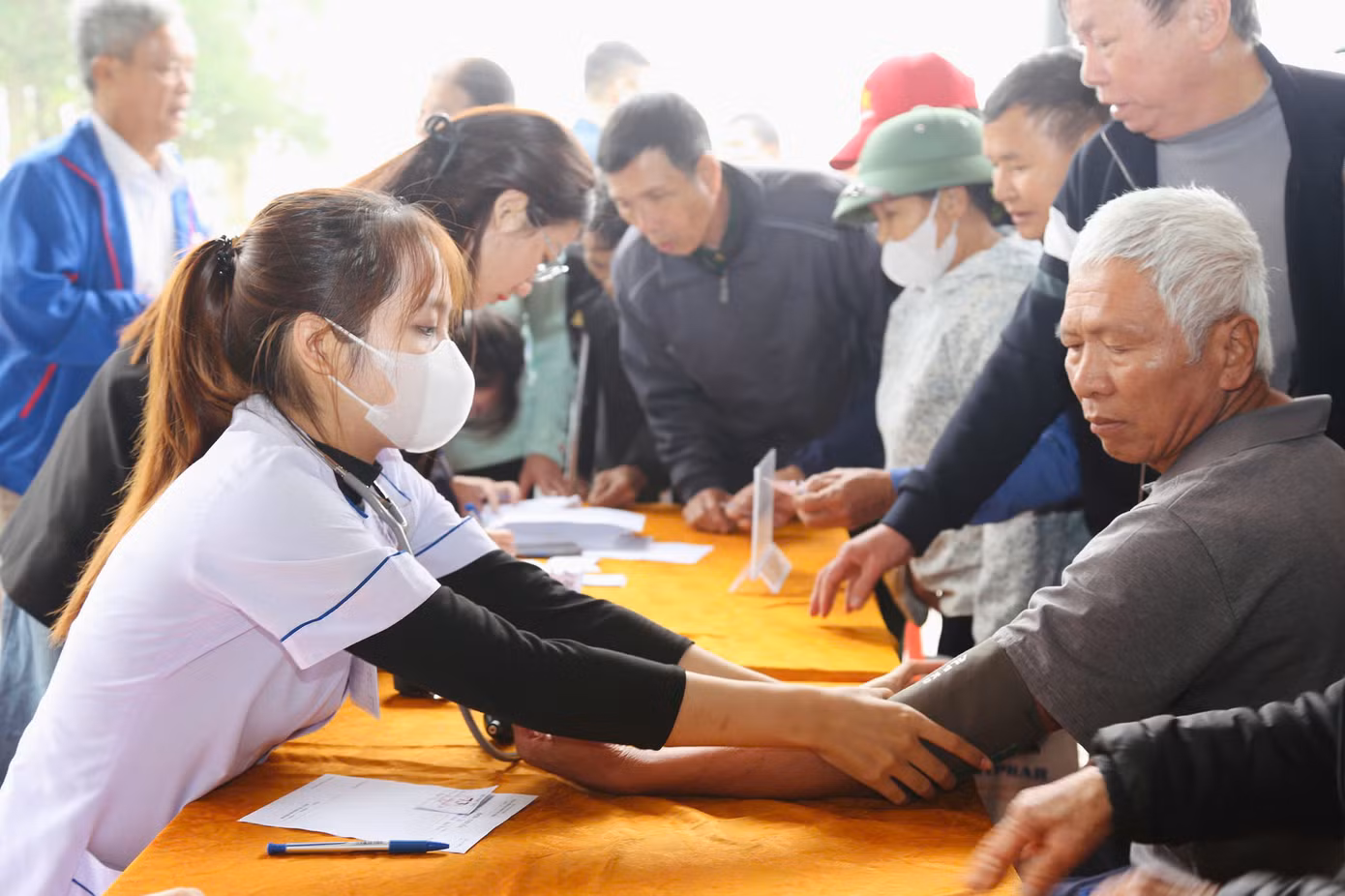 Các bác sĩ, y sĩ, điều dưỡng tiến hành kiểm tra huyết áp, tim mạch, xương khớp và tư vấn sức khoẻ cho cựu thanh niên xung phong và người dân.