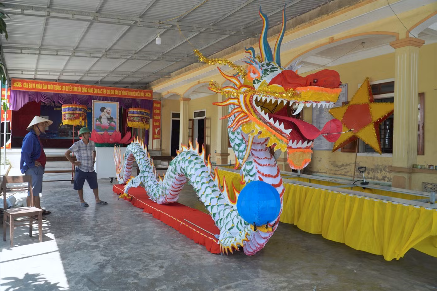 Trong vòng 10 ngày, người dân thôn Thắng Lợi, xã Đồng Môn (TP Hà Tĩnh) cũng đã hoàn thành đèn trung thu khổng lồ được làm từ biểu tượng linh vật con rồng. Theo người dân, đây là lần đầu tiên họ làm đèn to như vậy nên cũng khá vất vả vì có nhiều công đoạn.