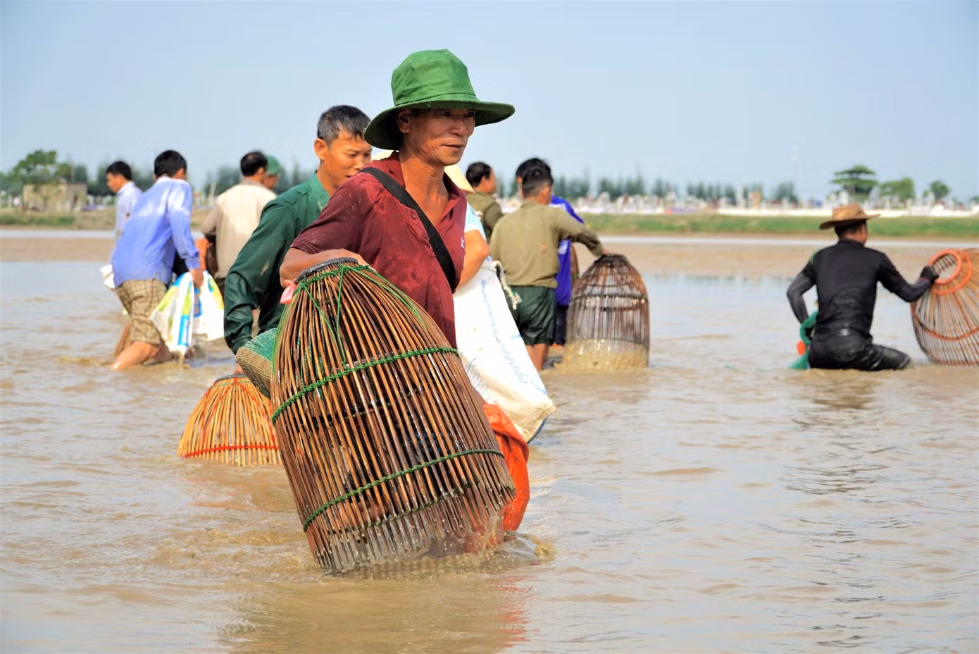 Theo quy định của chủ hồ, người dân chỉ được sử dụng một dụng cụ duy nhất là chiếc nơm tre. Thời gian bắt cá kéo dài khoảng 4 giờ đồng hồ.