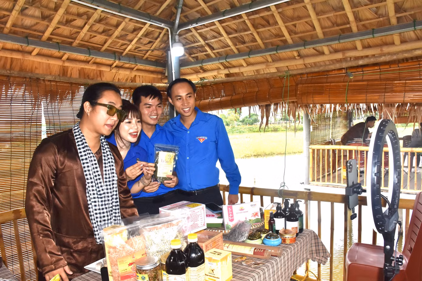 Cùng với quảng bá các sản phẩm OCOP Hà Tĩnh, các nhà sáng tạo nội dung số trên nền tảng TikTok đã hướng dẫn quy trình cụ thể, tăng cường kỹ năng bán hàng qua phương tiện số cho đoàn viên, chủ cơ sở sản xuất…