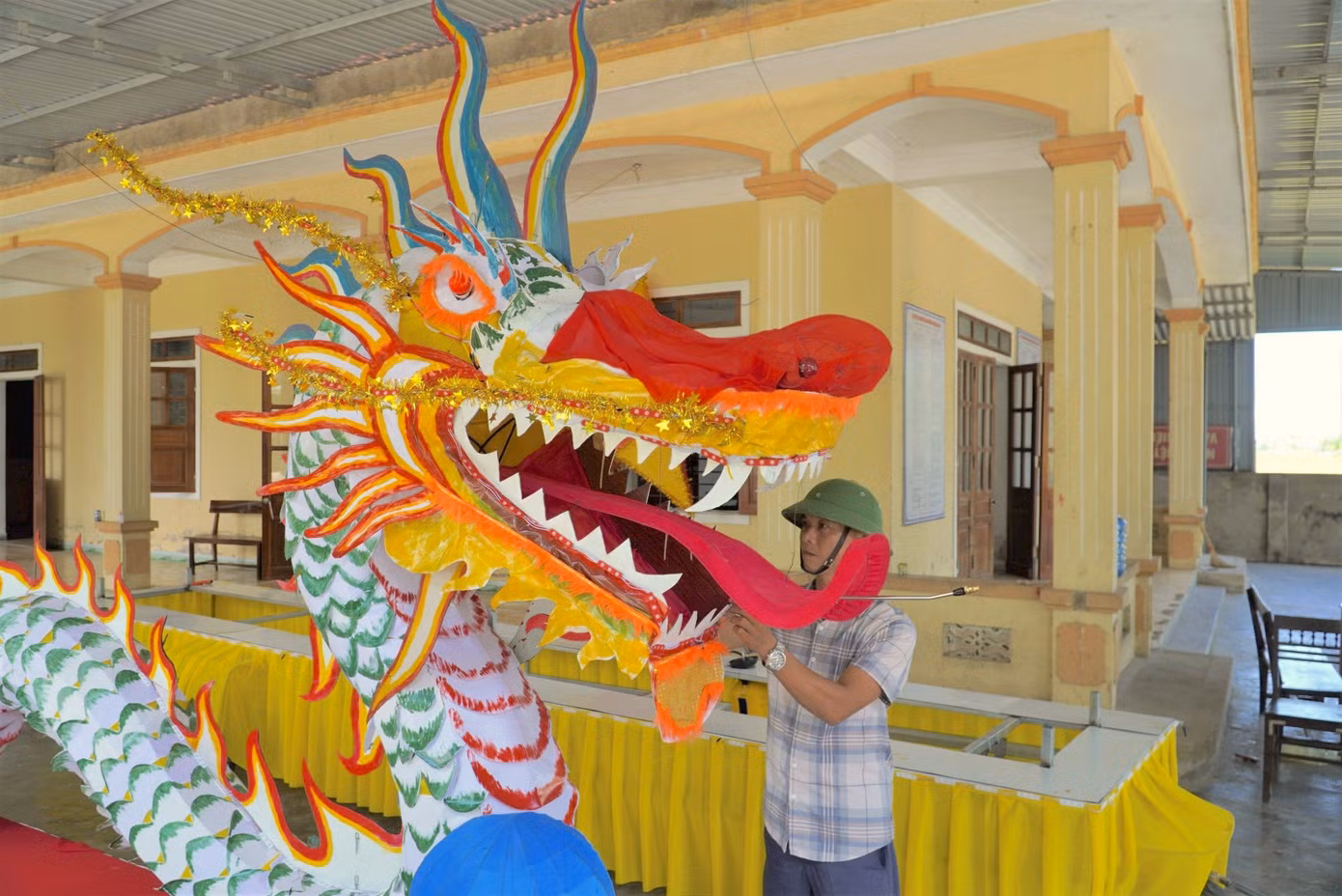Đèn linh vật rồng dài hơn 10m, được làm từ sắt, thép. Bên ngoài dùng bạt sơn màu trang trí, có thêm dàn đèn nháy ….