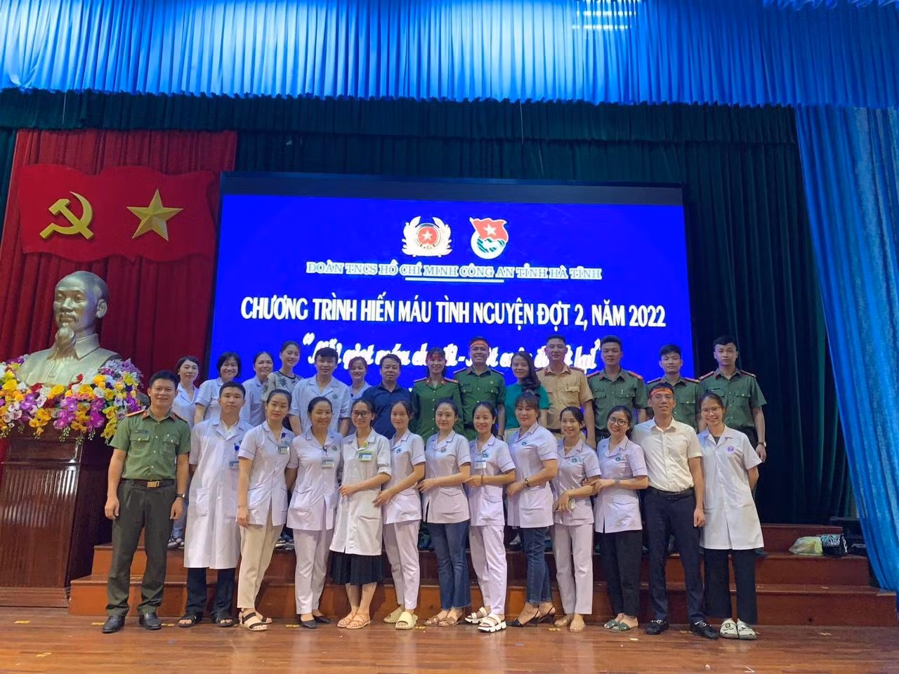 Sáng ngày 3/8, Đoàn thanh niên Công an Hà Tĩnh đã phối hợp tổ chức chương trình hiến máu tình nguyện đợt 2 năm 2022 với phương châm “Một giọt máu cho đi - Một cuộc đời ở lại”. Tham dự chương trình có đại diện Thường trực Hội Chữ thập đỏ Hà Tĩnh; Hội thầy thuốc trẻ tỉnh; Bệnh viện Đa khoa tỉnh; Tỉnh đoàn và đoàn viên, thanh niên đến từ các khối phòng thuộc lực lượng Công an Hà Tĩnh. Đây là chương trình hiến máu tình nguyện đợt 2 năm 2022 do Đoàn thanh niên Công an Hà Tĩnh phát động.