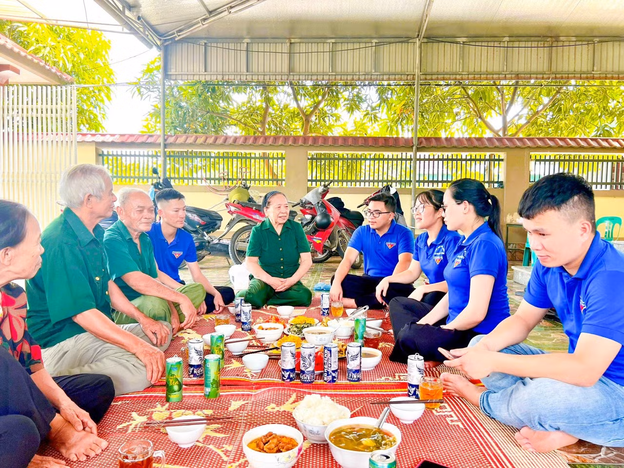 Tỉnh Đoàn Hà Tĩnh đã chỉ đạo các cơ sở Đoàn tổ chức "Bữa cơm nghĩa tình", mang lại không khí ấm cúng, vui vẻ khi quây quần bên mâm cơm gia đình tại nhà các cựu TNXP. Đây là một trong những nổi bật trong hoạt động đền ơn đáp nghĩa năm nay.