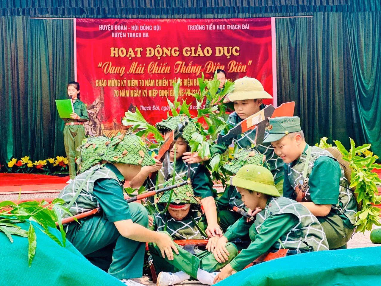 "Trong 7 tuần thi đua cao điểm chào mừng Kỷ niệm 70 năm Chiến thắng Điện Biên Phủ, các cơ sở Đội trên toàn tỉnh triển khai với các nội dung sôi nổi, thiết thực. Thông qua các hoạt động, các công trình, phần việc đã góp phần khơi dậy truyền thống yêu nước, lòng tự hào dân tộc và giúp thiếu nhi thấy được trách nhiệm của lớp trẻ hôm nay để giữ gìn hoà bình, xây dựng quê hương, đất nước giàu đẹp, văn minh", anh Nguyễn Viết Hải Đăng - Phó Bí thư Tỉnh Đoàn, Chủ tịch Hội đồng Đội tỉnh cho biết.