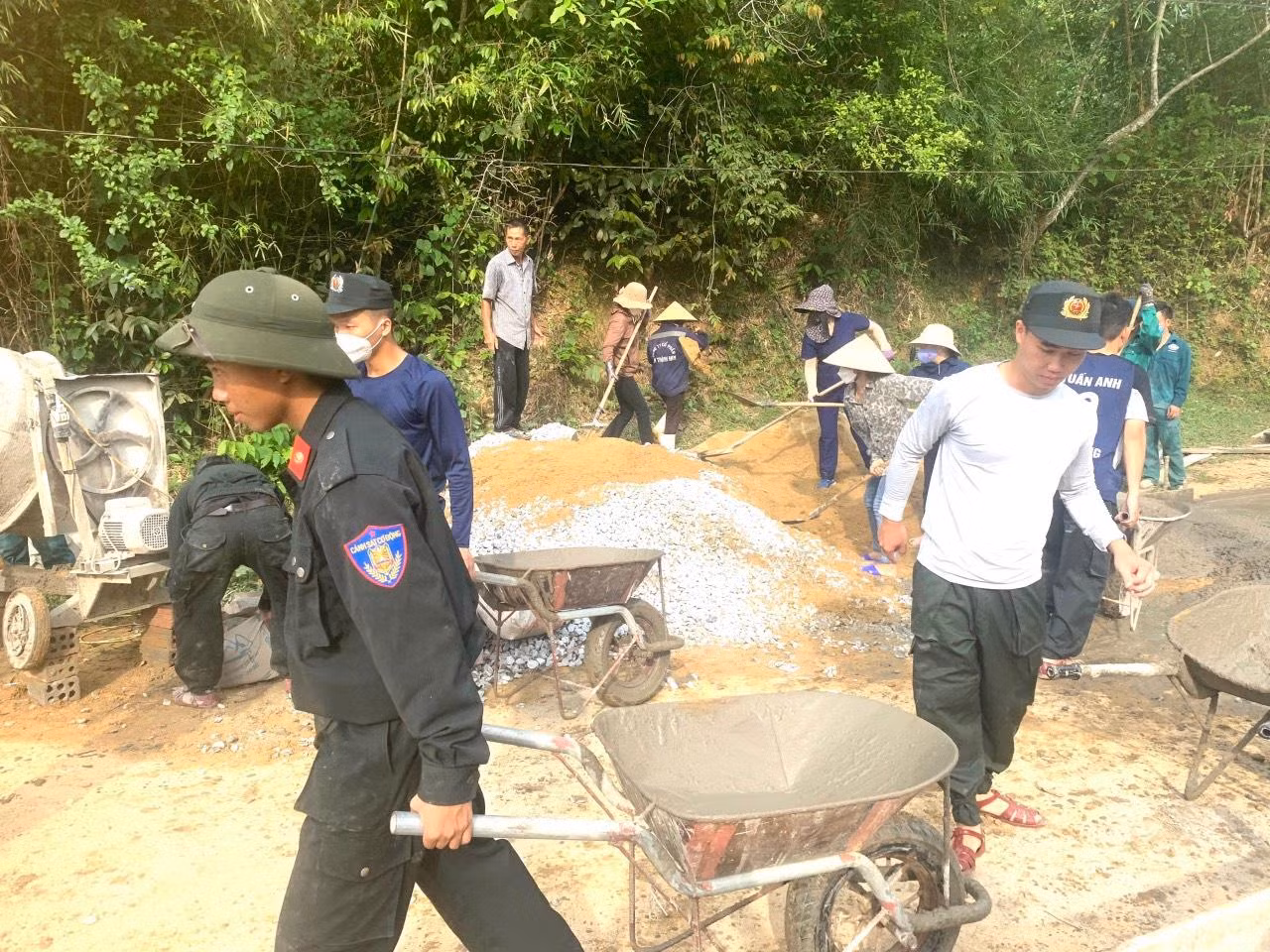 Trong dịp tháng 7, Đoàn thanh niên Công an tỉnh đã phối hợp với Huyện Đoàn Hương Khê giúp đỡ người dân làm đường bê tông, xử lý lắp đặt thiết bị nước thải.