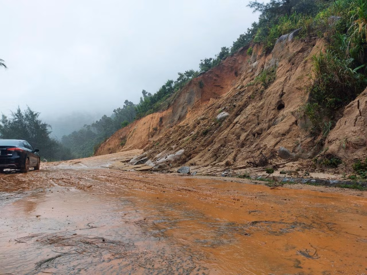 Cách vị trí này khoảng 3km, trên tuyến đường Quốc phòng ven biển đi qua địa bàn thôn 1, xã Cẩm Lĩnh (huyện Cẩm Xuyên) vào xã Kỳ Xuân (huyện Kỳ Anh), đất đá trên vách núi cao bị sạt lở, đổ xuống đường, gây ách tắc giao thông.