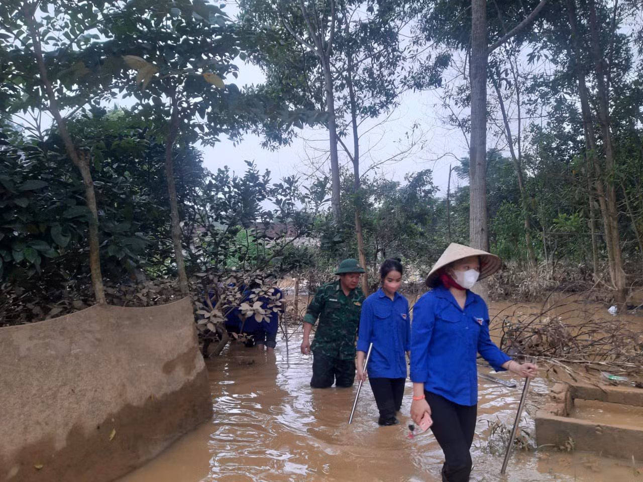 Theo thống kê, tại huyện Hương Khê (Hà Tĩnh) mưa lũ khiến gần 5.000 nhà dân bị ngập, 3 người bị lũ cuốn trôi, ước tính thiệt hại trên 150 tỉ đồng.