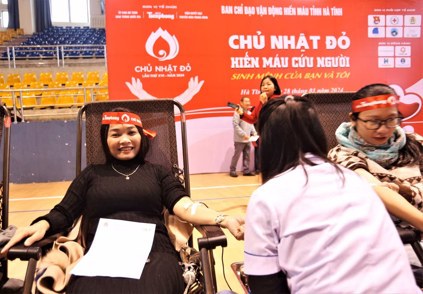 Bà Nguyễn Thị Hà Tân - Phó trưởng ban Thường trực Ban Tuyên giáo Tỉnh ủy tham gia hiến máu tình nguyện.
