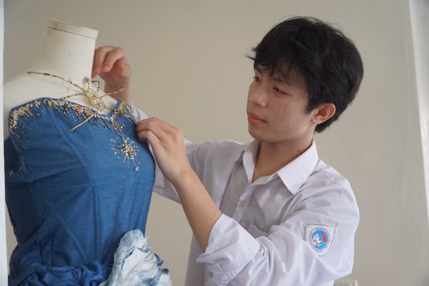 Em Nguyên cho biết, bộ sưu tập mang tên “Mùi”. Trong bộ sưu tập này có 5 sản phẩm mang tên Sen, Đào, Khơi, Hạc, Công.