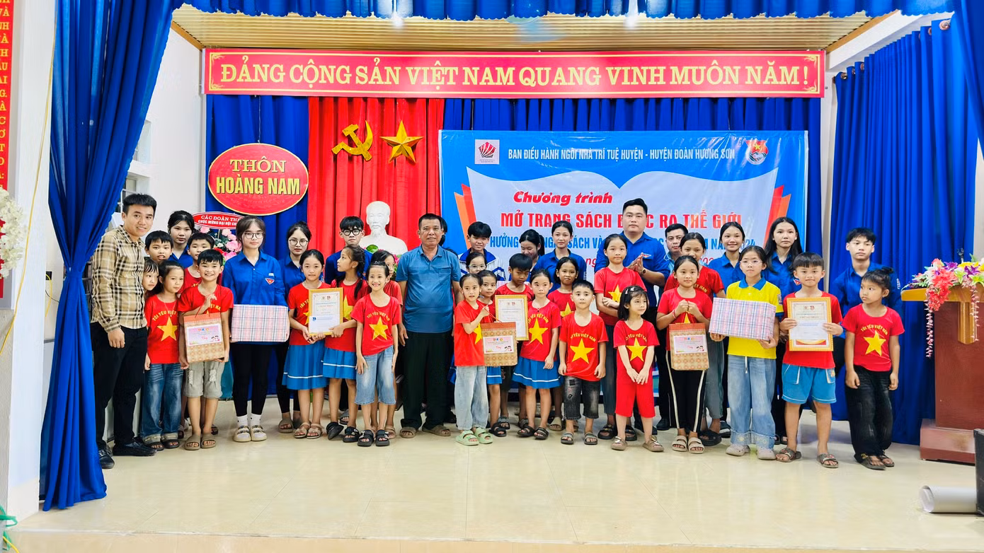 Kết thúc chương trình, ban tổ chức đã trao tặng những món quà ý nghĩa động viên tinh thần cho các đoàn viên thanh niên và thiếu nhi.