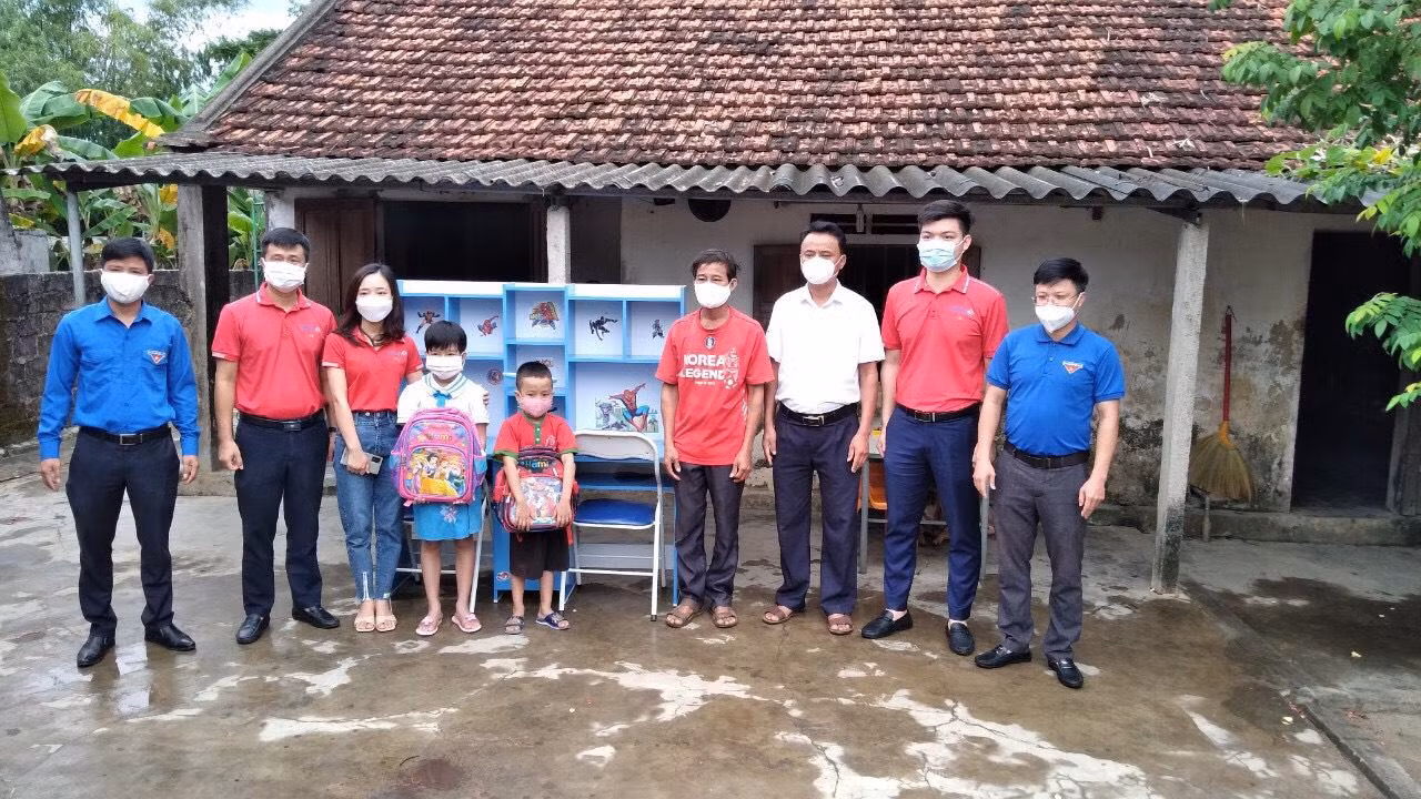 Những bàn học mới trao tặng giúp đỡ các em học sinh nhà nghèo nhằm hướng tới thực hiện ước mơ từ nơi góc học tập hướng đến tương lai.