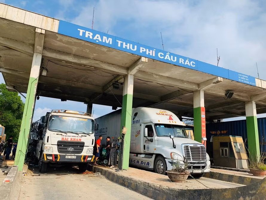 Trạm thu phí Cầu Rác bỏ hoang 2 năm trên quốc lộ.