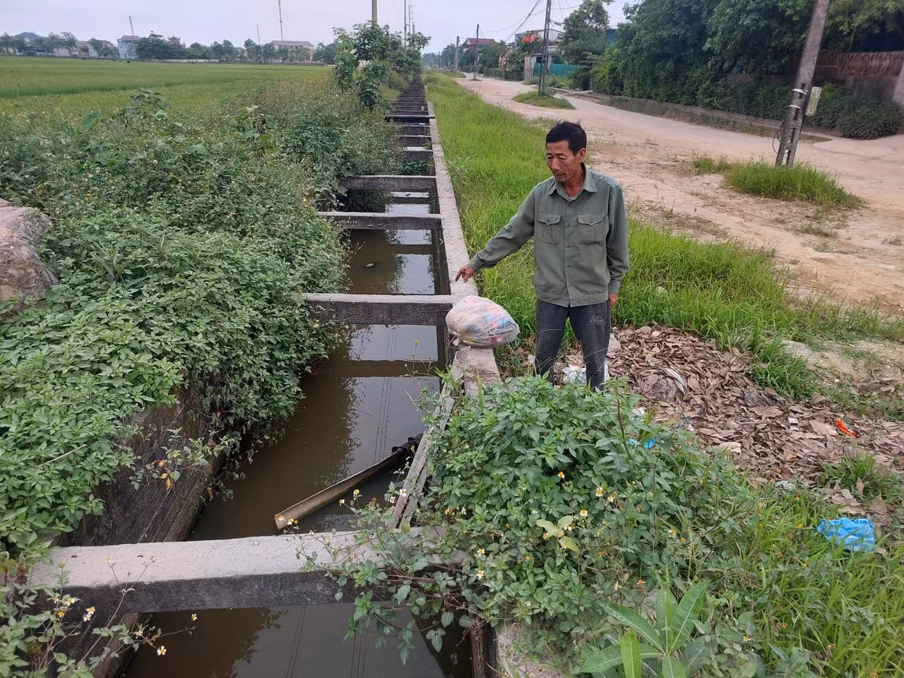 Người dân bày tỏ mong muốn mương nước có nắp đậy, để đảm bảo an toàn cho trẻ em xung quanh tuyến.