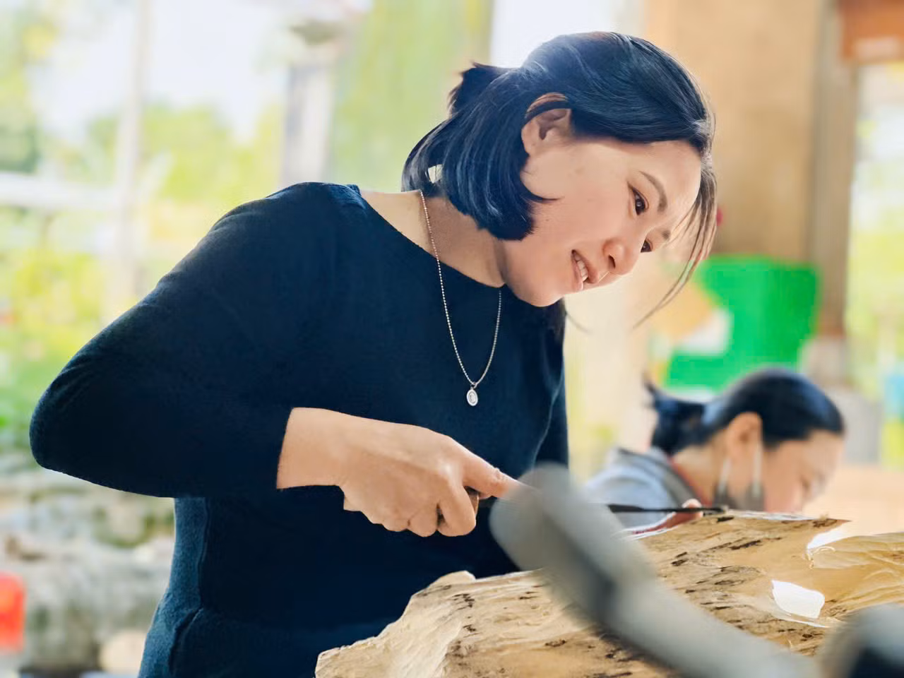 Chị Trương Thị Hiền đang làm trầm nụ và xoi trầm.