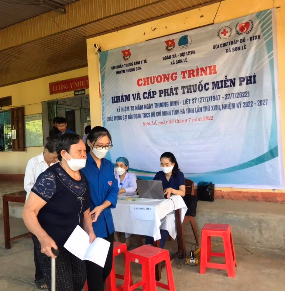 Cấp phát thuốc và khám bệnh miễn phí cho người thân, đối tượng có công với cách mạng....