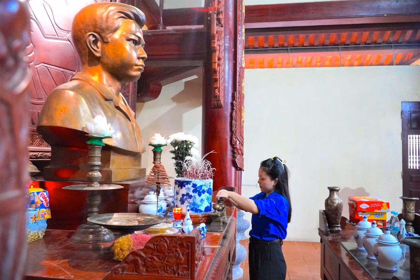 Hàng ngày nhân viên Ban quản lý Khu tưởng niệm anh Lý Tự Trọng tổ chức lau chùi trong nhà tưởng niệm, dọn dẹp trong khuôn viên và chăm sóc phần khu mộ.