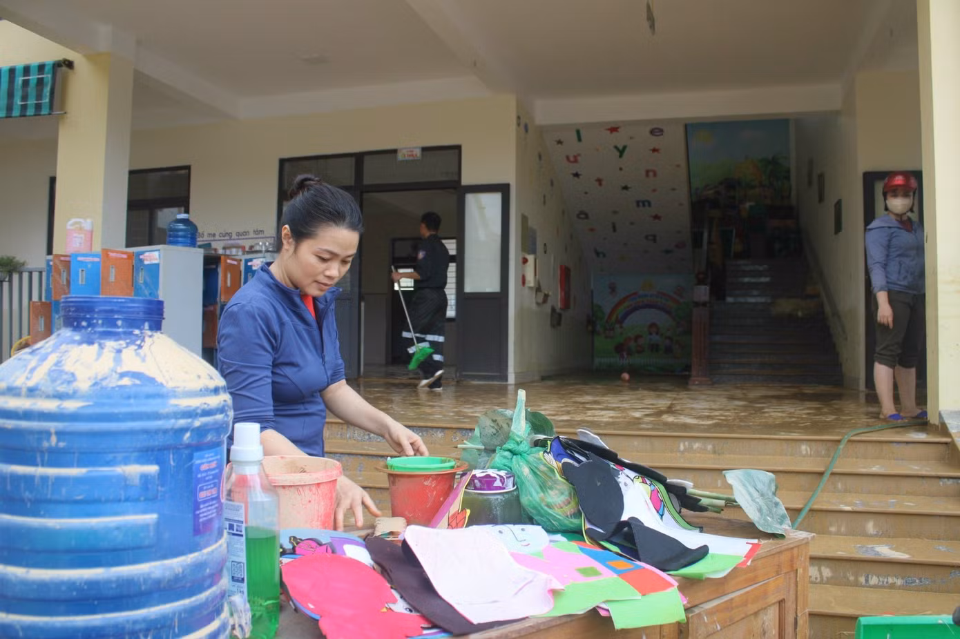Giáo viên Trường Mầm non Hương Thuỷ dọn rửa đồ dùng cho học sinh sau lũ.
