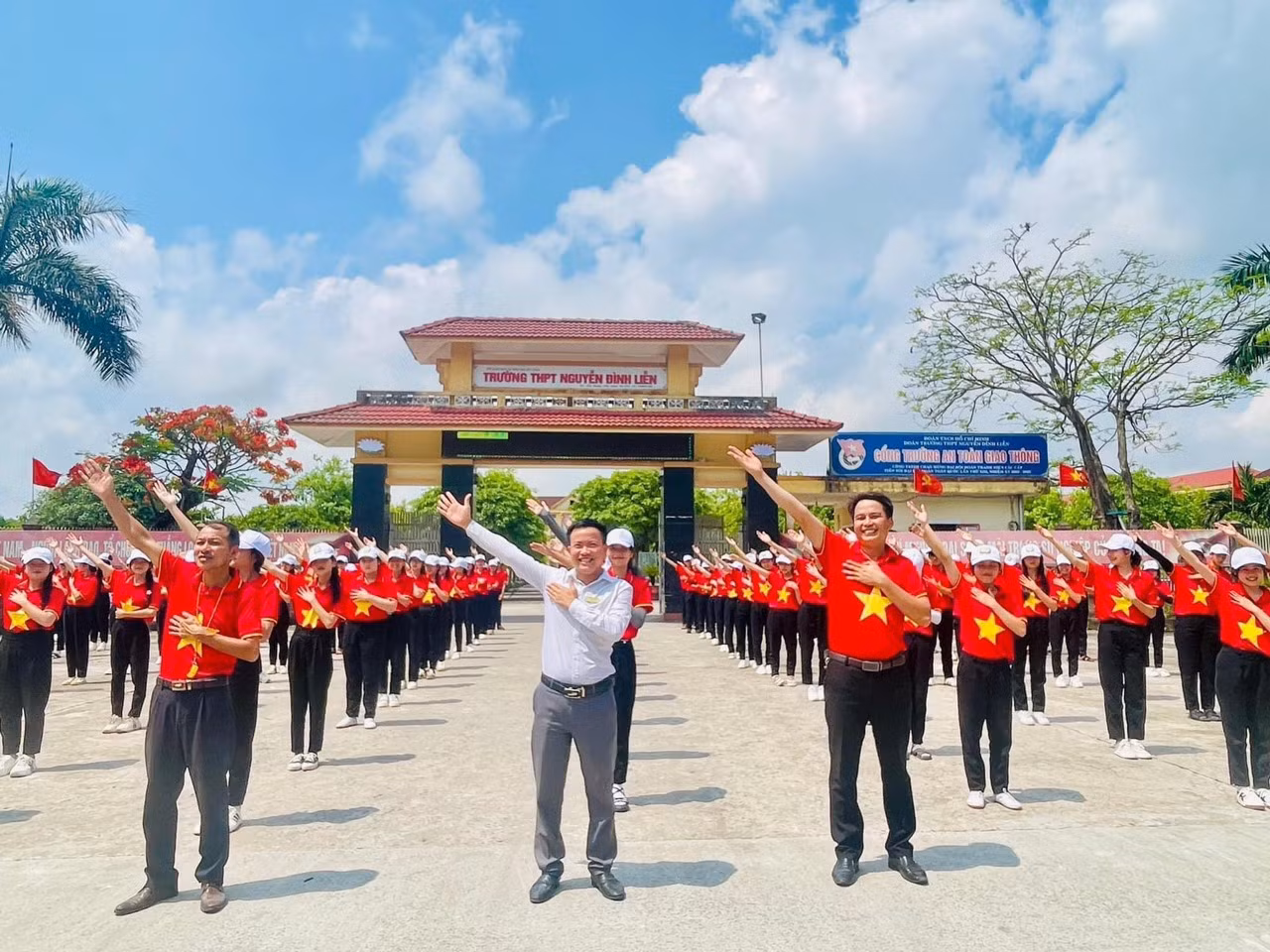 Hưởng ứng Chào mừng Đại hội Hội LHTN Việt Nam huyện Cẩm Xuyên (Hà Tĩnh) lần thứ VI, nhiệm kỳ 2024 - 2029, Đoàn trường THPT Nguyễn Đình Liễn tổ chức Ngày hội Tôi yêu Tổ quốc tôi. Ảnh: HN