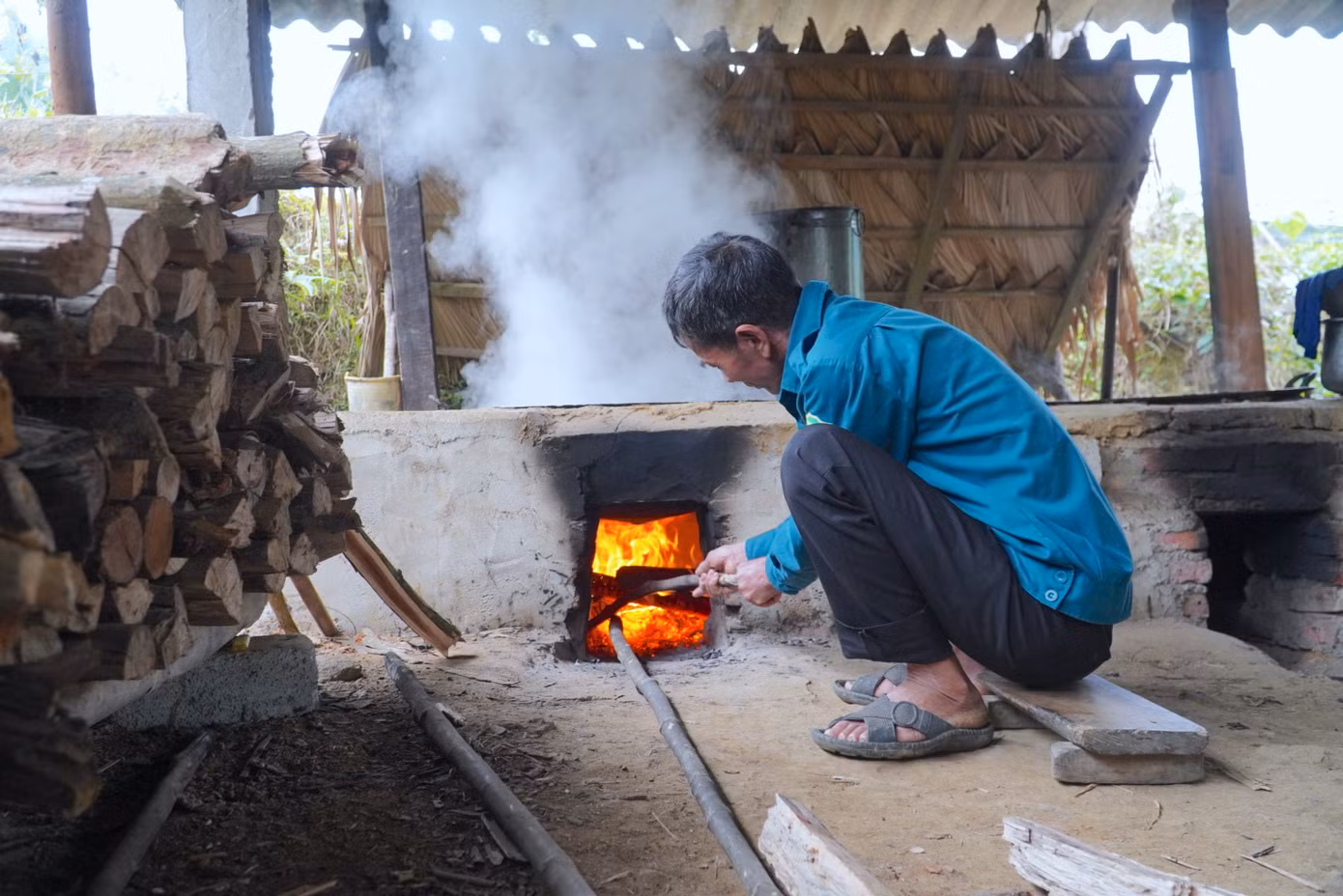 Làng nghề ép mía làm mật ở xã Thọ Điền, huyện Vũ Quang (Hà Tĩnh) đã có trên 50 năm tuổi. Toàn xã hiện còn có khoảng 100 hộ còn giữ nghề truyền thống này.