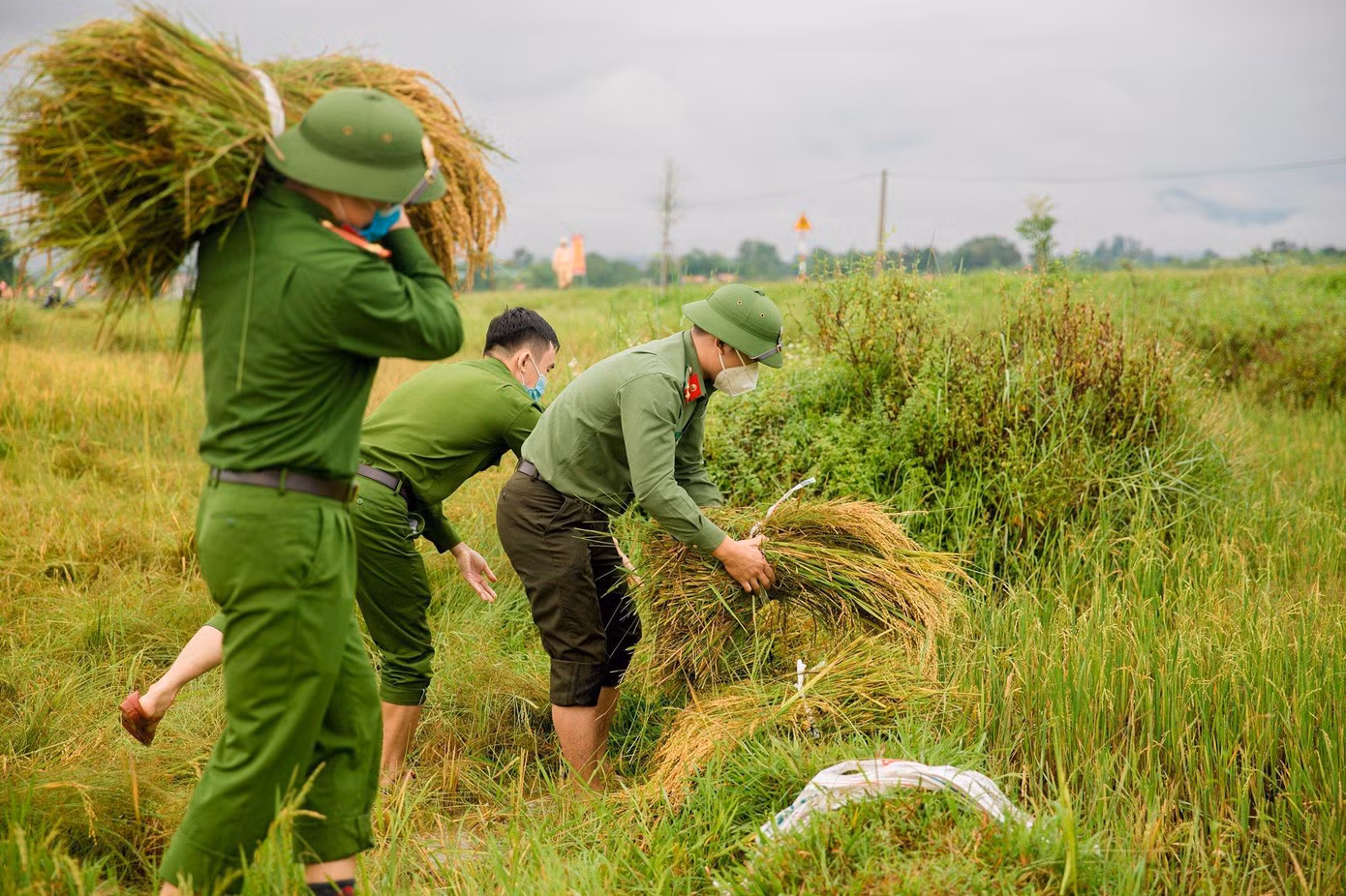 Những việc làm cụ thể, thiết thực của cán bộ, chiến sĩ Công an huyện Hương Sơn đã để lại ấn tượng và tình cảm tốt đẹp trong lòng Nhân dân về hình ảnh người cán bộ chiến sĩ “Vì nước quên thân, vì dân phục vụ”.