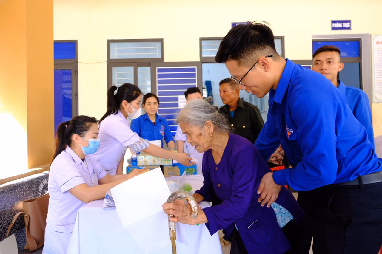 Hưởng ứng ngày cao điểm các hoạt động tri ân lực lượng thanh niên xung phong (TNXP), các cấp bộ Đoàn trên địa bàn tỉnh Hà Tĩnh đã đồng loạt tổ chức nhiều phần việc ý nghĩa như: Khám và cấp thuốc chữa bệnh miễn phí; tặng mô hình sinh kế, nấu những bữa cơm nghĩa tình. Trong ảnh Huyện Đoàn Kỳ Anh phối hợp Ban Thanh niên Công an tỉnh, Trung tâm Y tế Thành phố Hà Tĩnh khám và cấp phát thuốc miễn phí cho 107 thanh niên xung phong, người già, đối tượng chính sách.