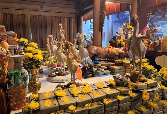 Những mâm cỗ được bày biện rất đẹp mắt gồm bánh chưng, gà, lợn trước ban thờ là nét văn hóa truyền thống đặc sắc của các dòng họ ở huyện Lộc Hà mỗi dịp lễ tết, đặc biệt là rằm tháng Giêng.