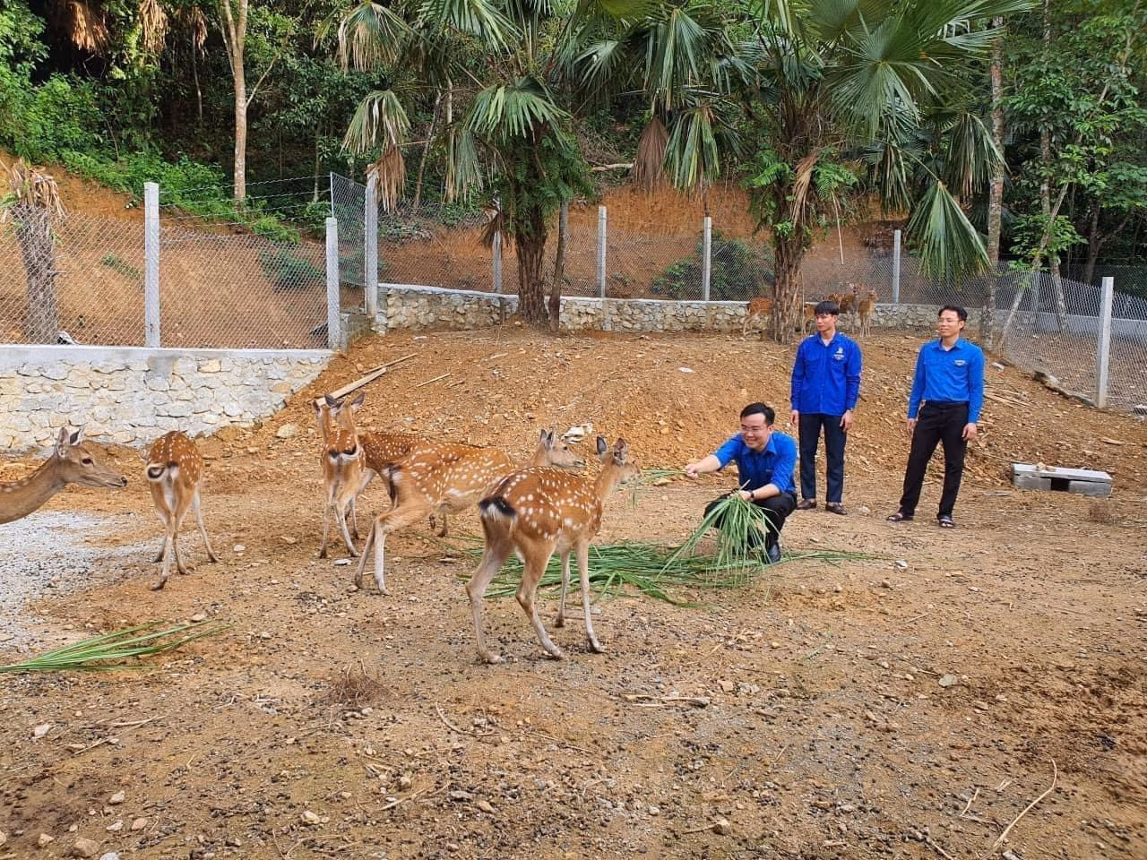Ngoài được đánh giá có tầm nhìn phát triển kinh tế, anh Tiệp hoạt động công tác Đoàn rất sôi nổi và được đánh giá cao. (anh Tiệp đứng bên trái. Ảnh FBNV)