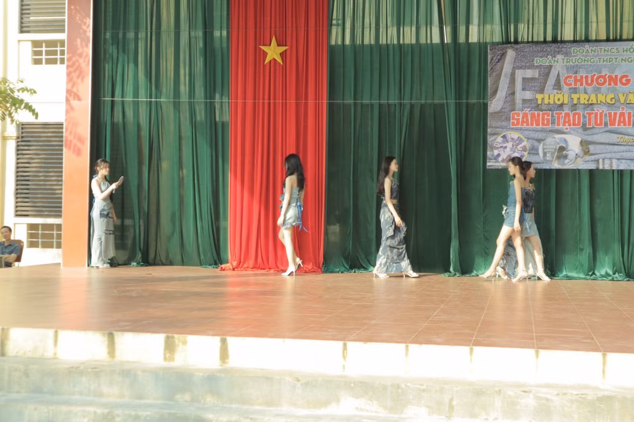 Đăng Nguyên cho biết, những bộ sưu tập này em sẽ bán đấu giá trên sàn điện tử. Số tiền thu được em sẽ trích 30% để hoạt động từ thiện, giúp đỡ trẻ em có hoàn cảnh khó khăn. Còn 70% sẽ đưa vào quỹ để nhóm tiếp tục hoạt động.
