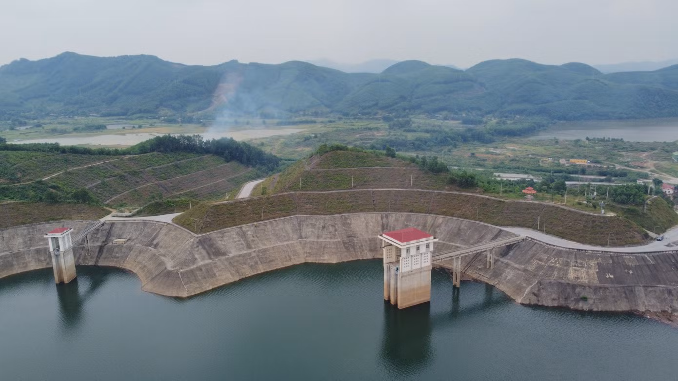 Từ tháng 12/2018 dự án đưa vào vận hành đồng bộ với đập dâng Vũ Quang và 17km kênh chính thử tải theo nhiệm vụ thiết kế giai đoạn 1. Năm 2018 - 2019, hồ phục vụ tưới mỗi năm khoảng 150 - 250 triệu m3, năm 2019 thay thế hoàn toàn trạm bơm Linh Cảm.