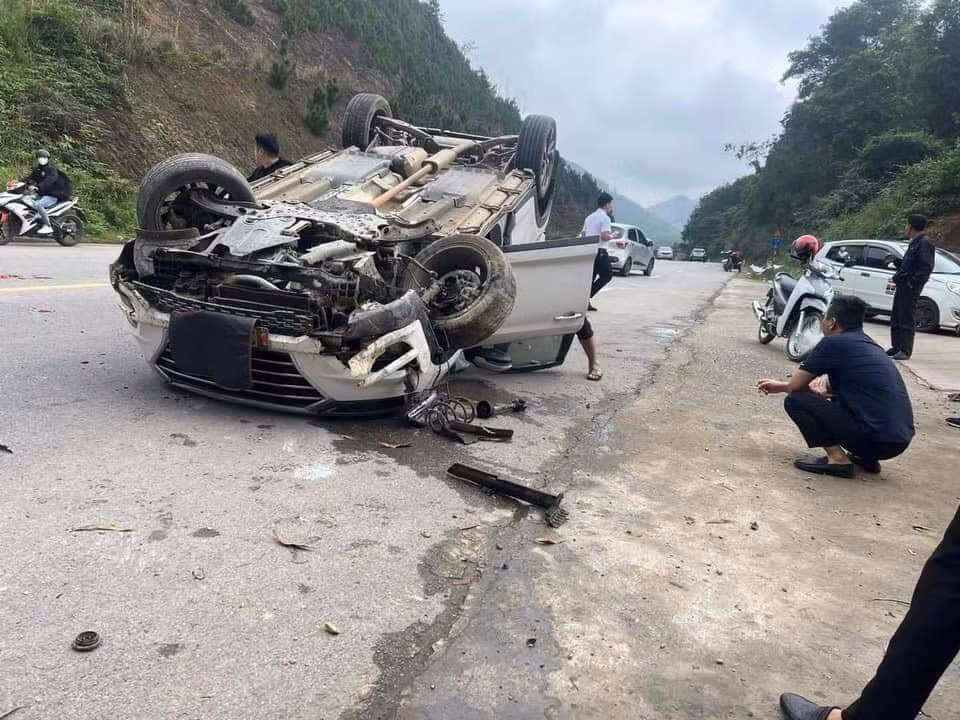 Chiếc xe ô tô lật ngửa giữa đường.