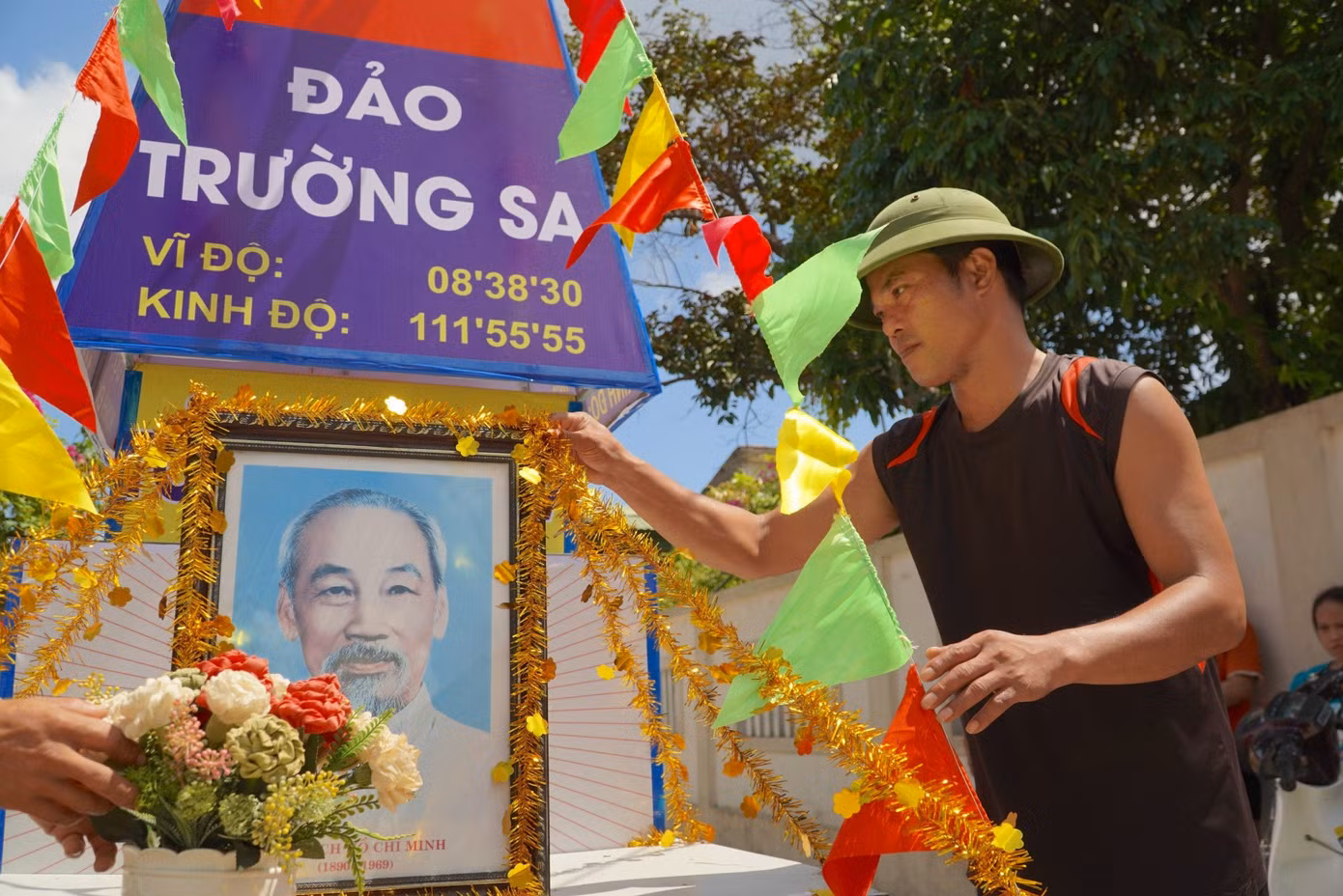 "Chiếc đèn trung thu này được lấy ý tưởng cột mốc chủ quyền biển đảo Trường Sa. Đèn mang ý nghĩa ngoài tạo niềm vui cho các em thiếu nhi còn giáo dục tình yêu Tổ quốc và chủ quyền biển, đảo cho học sinh", anh Phạm Văn Triển (40 tuổi, trú thôn Tiền Tiến) nói.