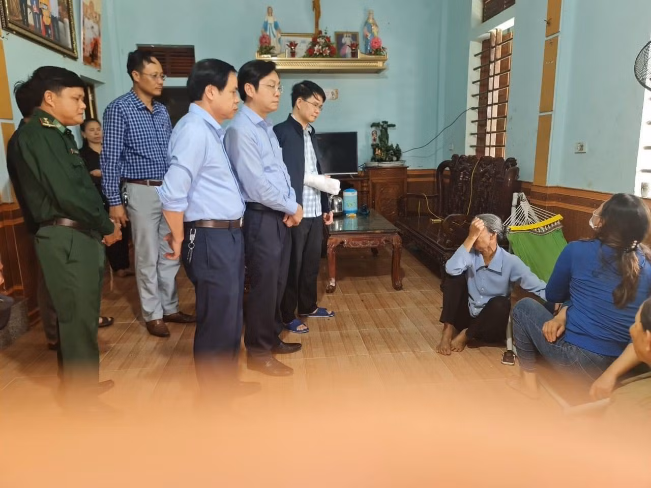 Đại diện chính quyền địa phương đến thăm hỏi động viên gia đình có thuyền viên mất tích.