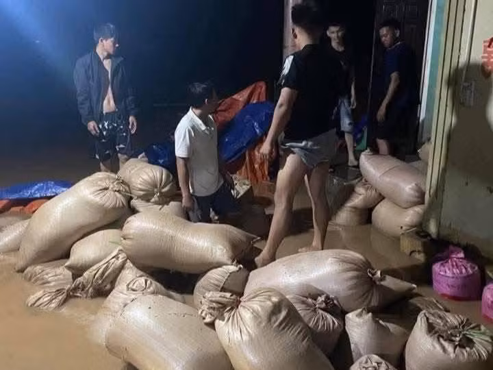 Nhiều người dân di dời tài sản trong đêm.
