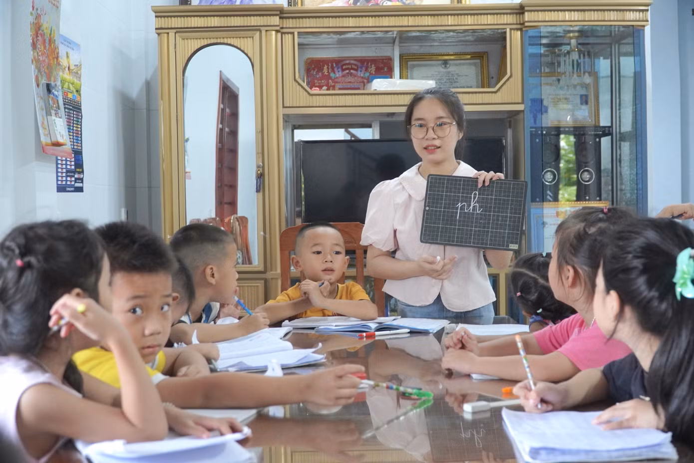 Lớp học có 12 em nhỏ, chủ yếu tiền lớp 1.