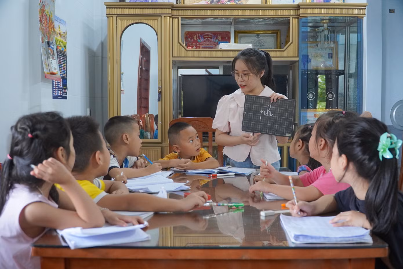 Đặng Thị Diễm Mỹ mở lớp dạy học 0 đồng tại nhà. Ảnh: Hoài Nam