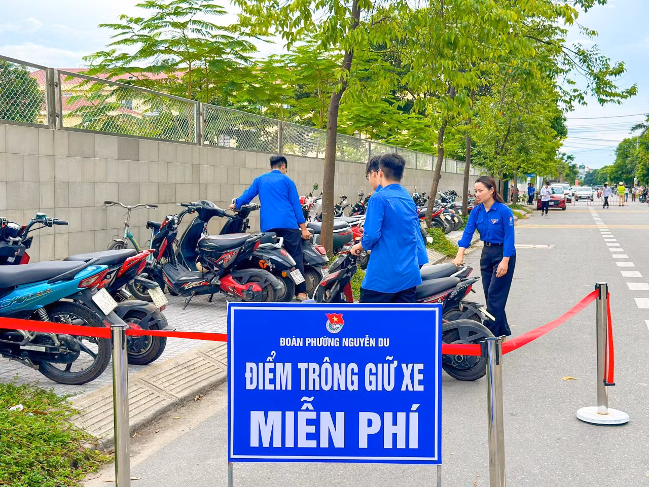 Tại các điểm đã bố trí các điểm giữ đồ, giữ xe miễn phí; sắp xếp phương tiện, hỗ trợ thí sinh di chuyển, phân luồng giao thông; phát nước uống miễn phí; bố trí các chuyến “xe ôm miễn phí” đưa đón các thí sinh ở xa, các thí sinh có hoàn cảnh khó khăn; hỗ trợ các hợp thí sinh quên mang giấy tờ, muộn giờ…