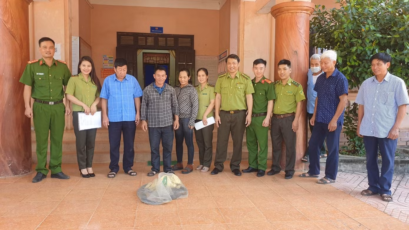 Người dân giao nộp cá thể rắn cho lực lượng chức năng.