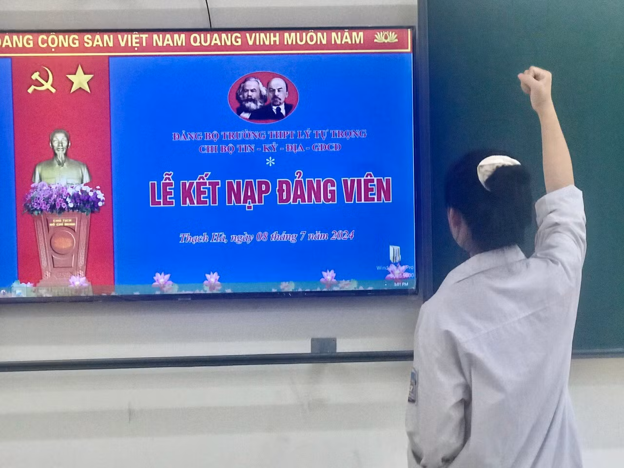 Niềm tự hào của học sinh khi được đứng vào hàng ngũ của Đảng.